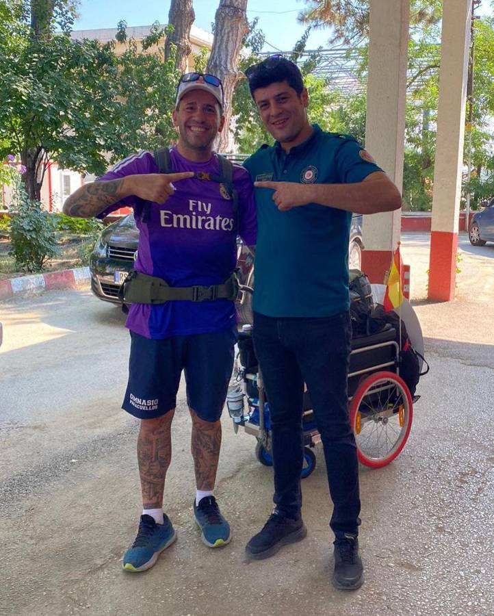 Santiago Sánchez, el español que iba caminando rumbo a Qatar y terminó preso en Irán