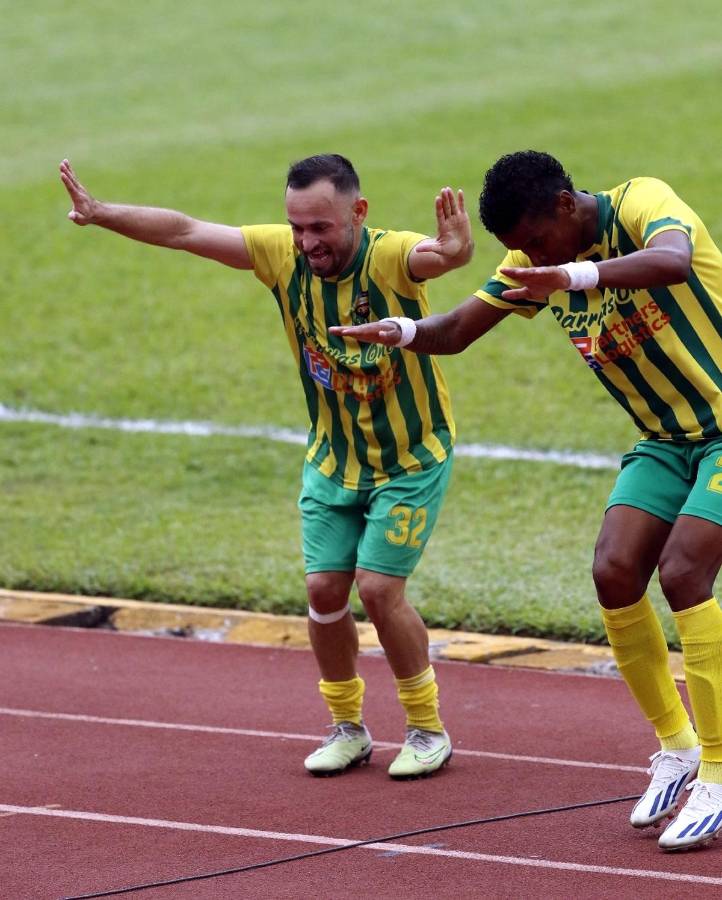 Con este bailecito festejaron los del Parrillas One el gol del empate ante Lone FC.