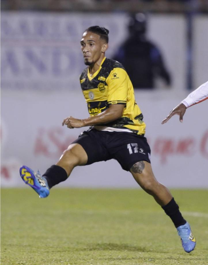 El brasileño Kennedy Rocha no continuará siendo jugador del Real España, pese a que tuvo buenos momentos en el Torneo Clausura 2024 con la Máquina. No entra en los planes de Jeaustin Campos, nuevo entrenador de los aurinegros.