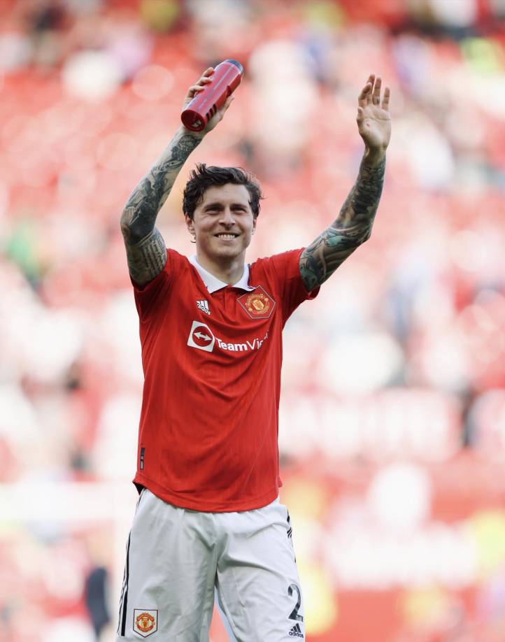 Según Fabrizio Romano, Lindelof continuará en el Manchester United pese a estar en segundo plano. “Es intocable para Erik Ten Hag y cuenta con él para la próxima temporada”, afirma.