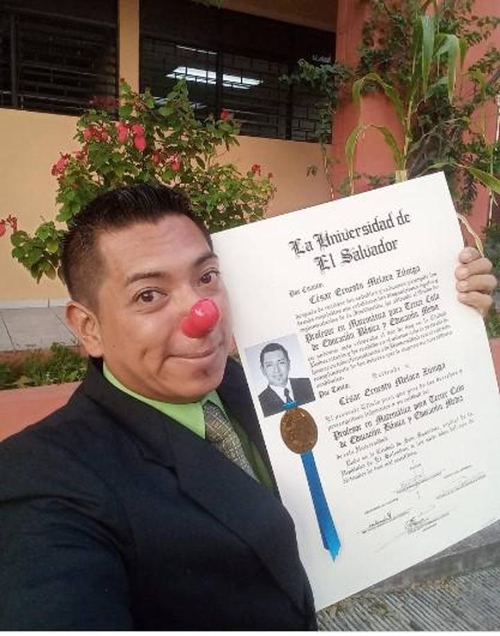 En la publicación subió algunas fotos junto a su diploma y su característica nariz de payaso que nunca lo abandonó durante su arduo proceso.
