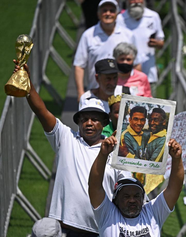 Los seguidores, muchos llegados de otras ciudades del gigante latinoamericano, hacían fila afuera del estadio Vila Belmiro a la espera de acceder al terreno.