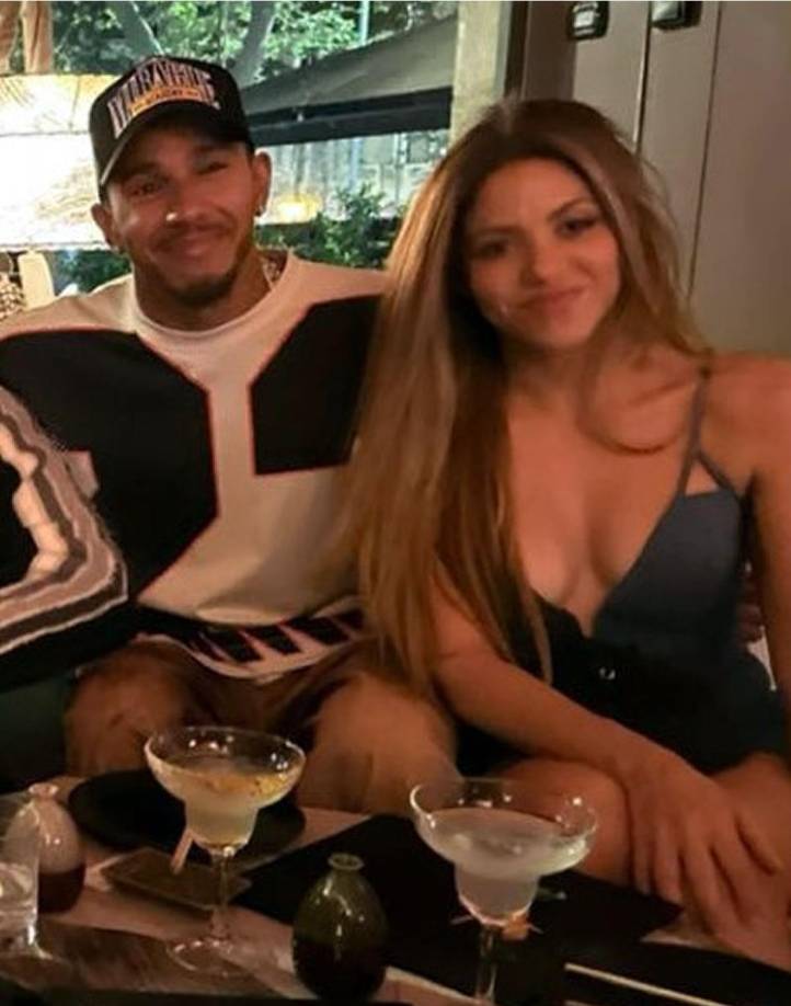 “Dentro de la noche salvaje secreta de Lewis Hamilton y Shakira después del Gran Premio de Gran Bretaña”, titula el diario The Sun, afirmando que la pareja festejó en el bar de celebridades Tape London y se quedó afuera hasta la mañana siguiente. Fueron vistos por gente que estaba presente en el local, sentados juntos en una mesa VIP y conversando regularmente.