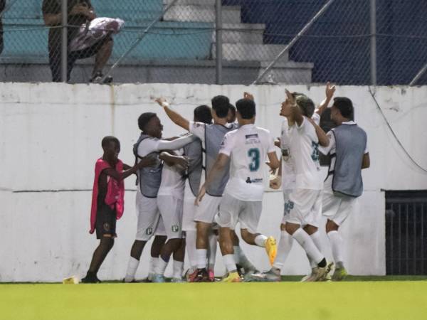 Los Escualos lograron la remontada en su regreso a Primera en Honduras.