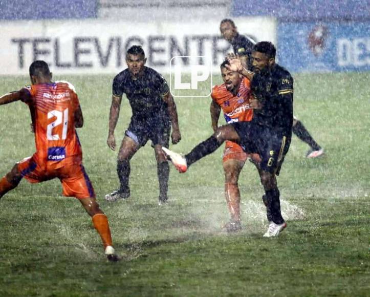 En Tegucigalpa llovió torrencial y así se disputó el partido UPN-Olancho FC en la cancha del estadio Nacional Chelato Uclés.