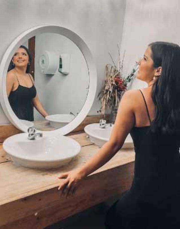 La joven que en sus redes sociales indica que estudió en la Universidad Nacional Autónoma de Honduras en el Valle de Sula (Unah-vs).