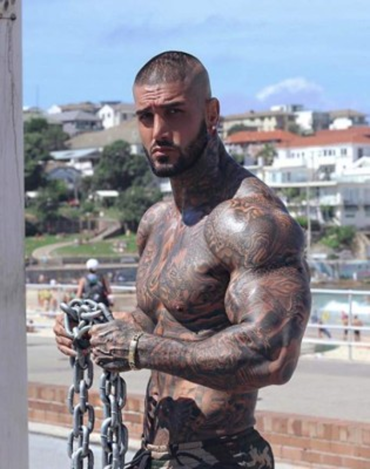 El joven, que cuenta con casi 80.000 seguidores en su cuenta de Instagram también ha sido acusado por los internautas de pertenecer a una de las bandas criminales de Sídney luego de que un amigo suyo con nexos a la mafía fuera asesinado en 2016.