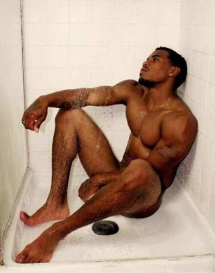 Con ese cuerpo y esa mirada a través de sus ojos claros emociona a su público.