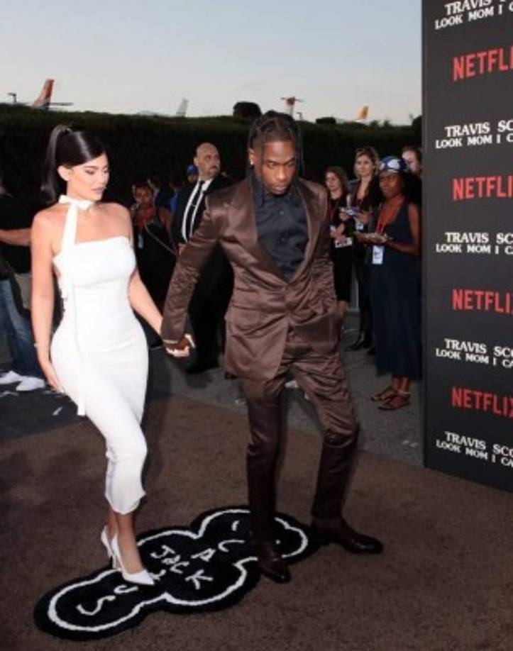 La empresaria cosmética apoyó a su pareja Travis Scott durante el lanzamiento de su documental en Netflix.