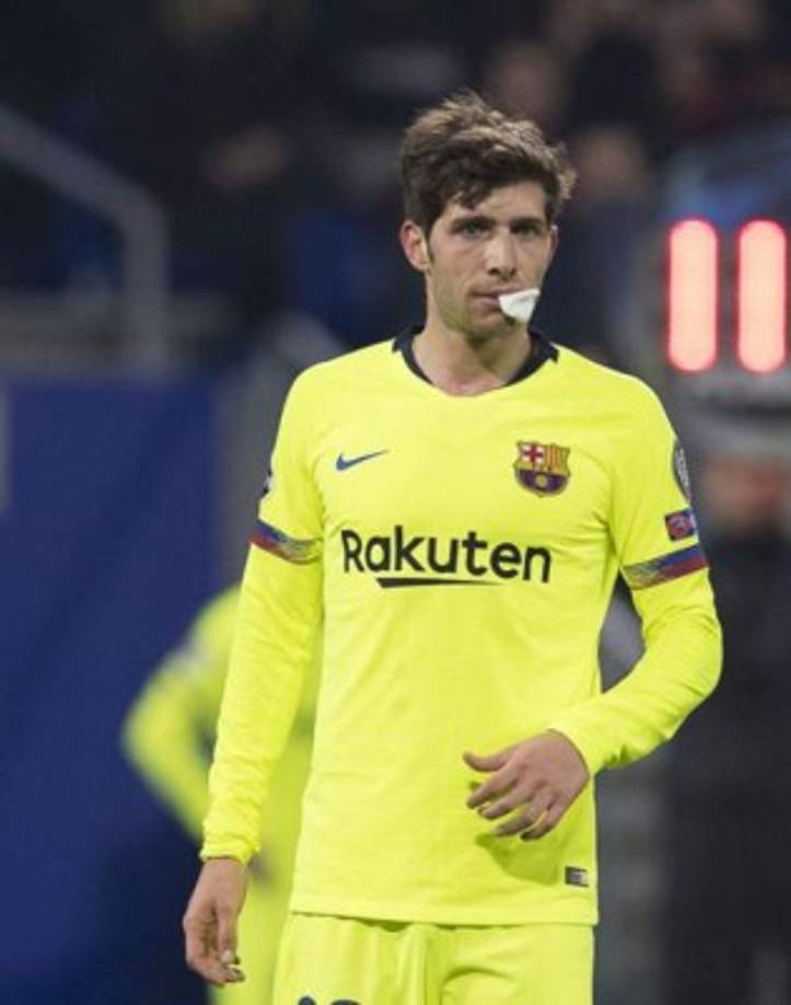 Así volvió Sergi Roberto al campo tras ser atendido por el codazo.