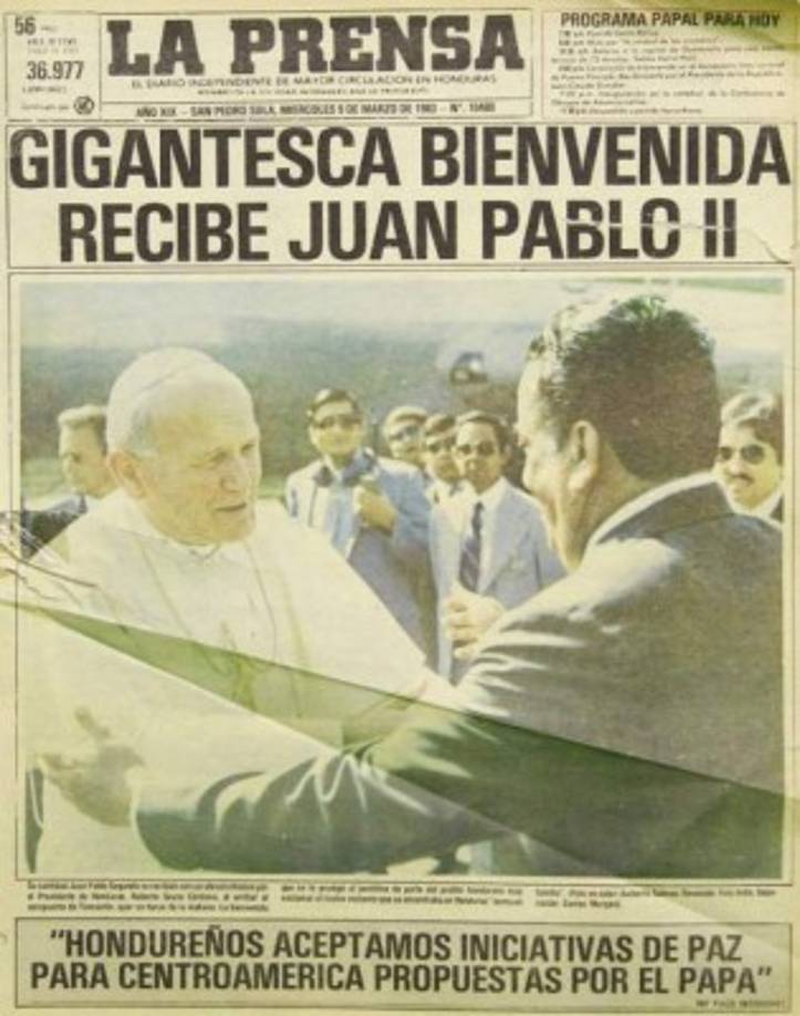 El expresidente de Honduras Roberto Suazo Córdova (1982-1986) murió hoy a los 91 años en el Hospital Militar en Tegucigalpa, debido a problemas de salud en los últimos tiempos.<br/><br/>Nacido el 17 de marzo de 1927 en la ciudad de La Paz, en el departamento del mismo nombre, Córdova era médico de profesión graduado en la Universidad de San Carlos de Guatemala.<br/><br/>Ganó las elecciones de noviembre de 1981 bajo la bandera del opositor Partido Liberal y se convirtió en el primer presidente civil de Honduras tras casi dos décadas de regímenes militares.<br/><br/>En la imagen, el Papa Juan Pablo II, tras su llegada a Honduras el 8 de marzo de 1983. Fue recibido por el expresidente Roberto Suazo Córdova en el aeropuerto Ramón Villeda Morales de San Pedro Sula.