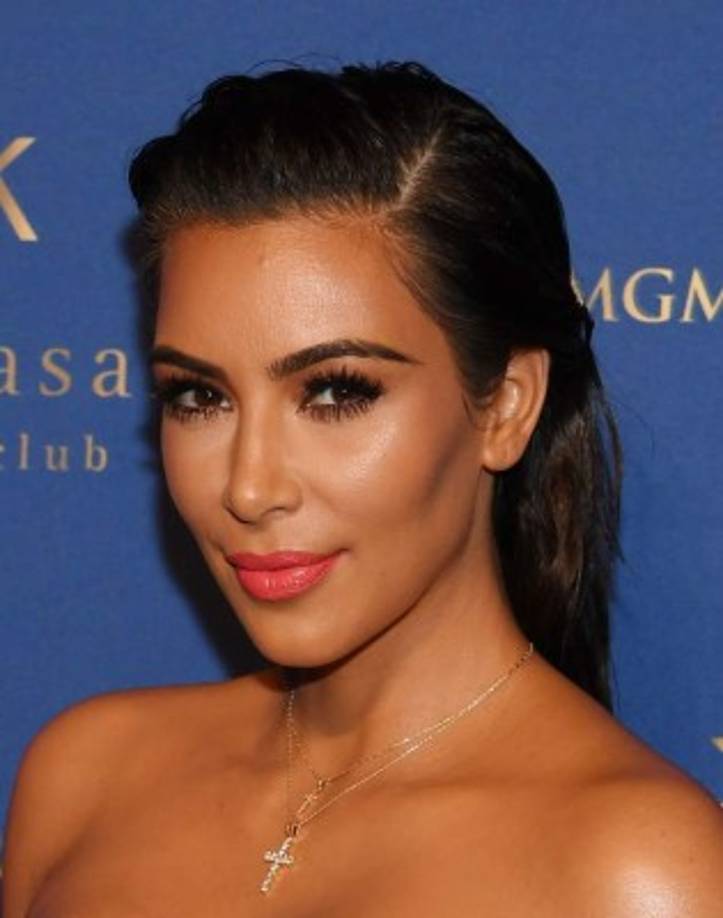 En un maquillaje casi al natural y con colores tierras, Kim logró imponerse.