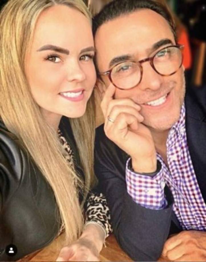 De acuerdo con la revista Clase.in, De la Mora es una hermosa mexicana de 33 años de edad y a pesar de la diferencia de edad con Adal Ramones, quien tiene 56 años, comparte muchos gustos y ambos tienen un gran sentido del humor.<br/><br/>