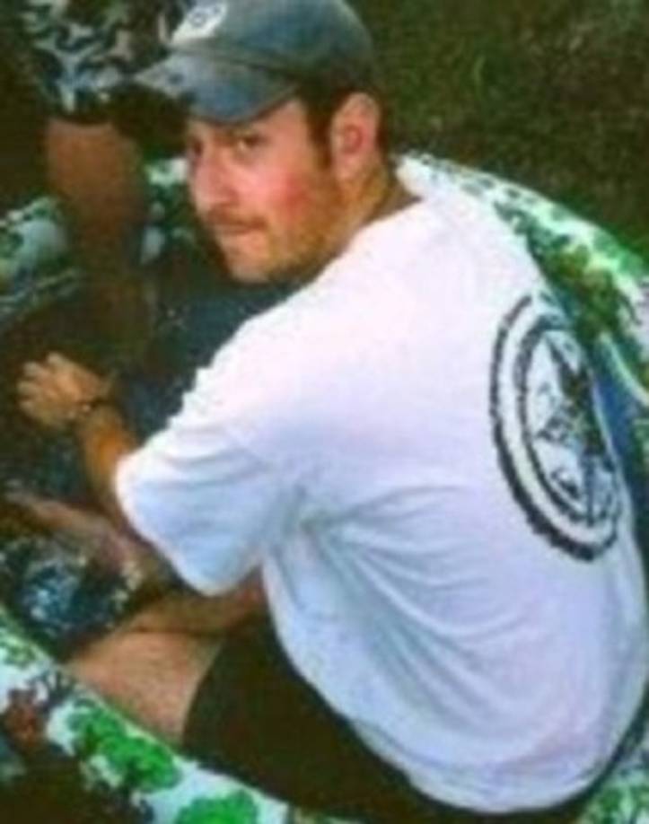 El maestro de geología, Scott Beigel (35) falleció al intentar defender a su clase del tirador.