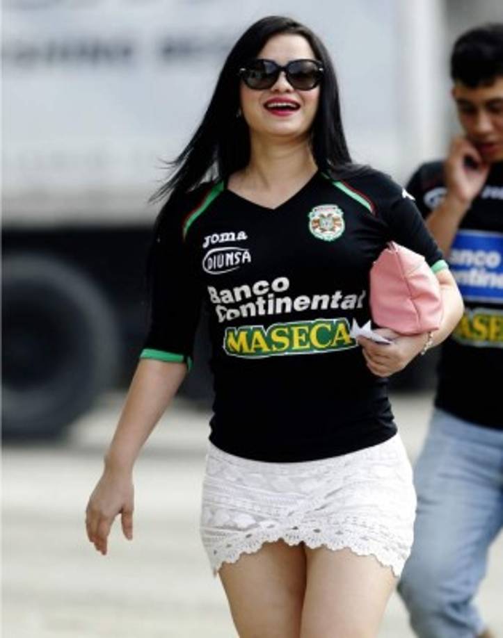 Esta bella chica llegando al estadio Yankel Rosenthal para apoyar a su equipo.