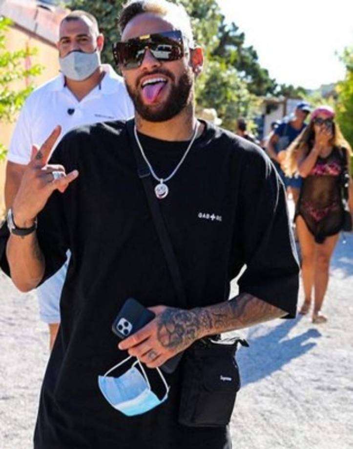 El brasileño Neymar dio positivo de coronavirus al igual que su hijo y padre. El atacante expresó que se encuentran bien.