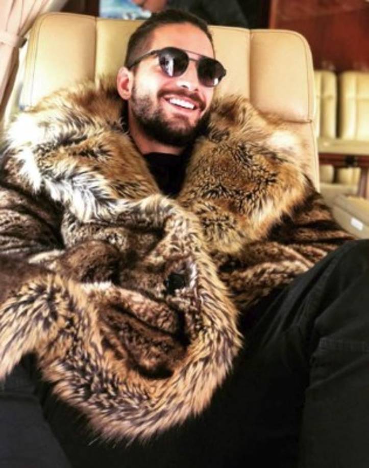 El cantante de 24 años no ha ocultado sus gustos por la moda de alta costura, de hecho, mantiene una cercana amistad con el diseñador italiano Stefano Gabbana, para quien desfiló durante la semana de la moda en Milán.