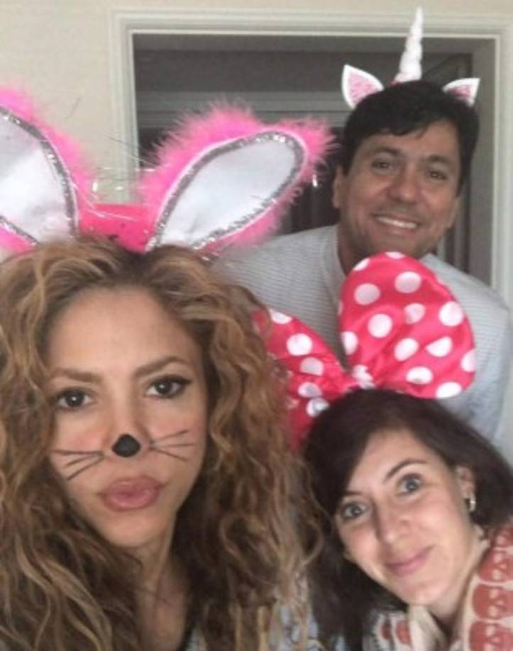 Con un disfraz improvisado, Shakira se unió a la celebración vestida como una conejita.