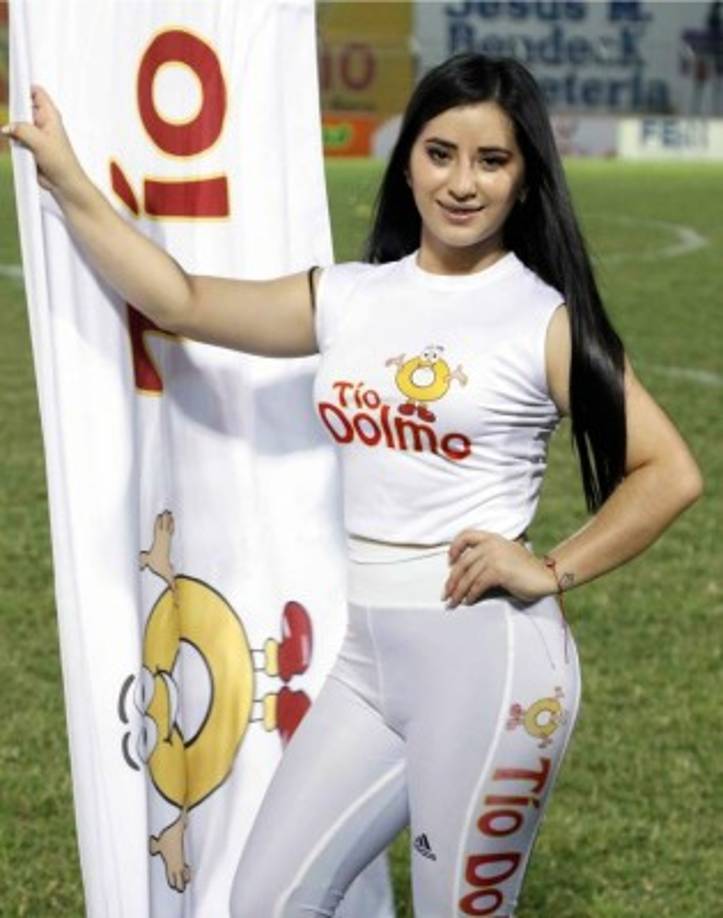 Otra bonita modelo que estuvo en la cancha del estadio Humberto Micheletti.
