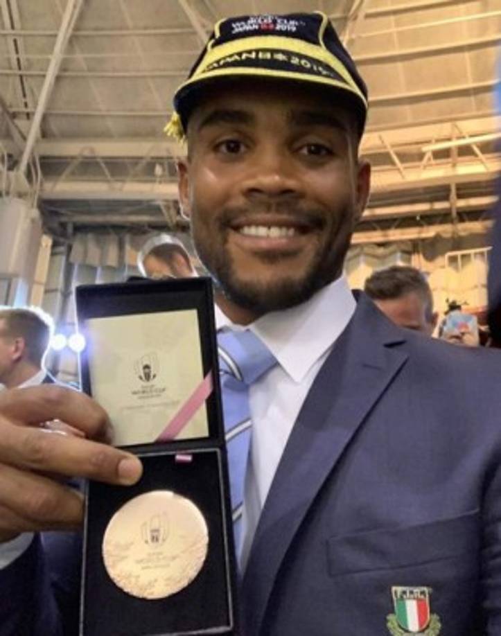 Mbandá pasó de estrella del rugby a conducir una ambulancia 11 horas al día para combatir el coronavirus .