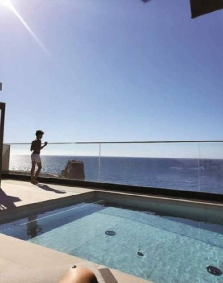 Además, el majestuoso edificio situado en Funchal incluye varias azoteas, una de ellas con una espectacular piscina en la que se han podido ver jugando a algunos de los hijos del futbolista de la Juventus. Además, las vistas de toda la isla y del océano Atlántico son impresionantes desde ese punto, uno de los más espectaculares del edificio.