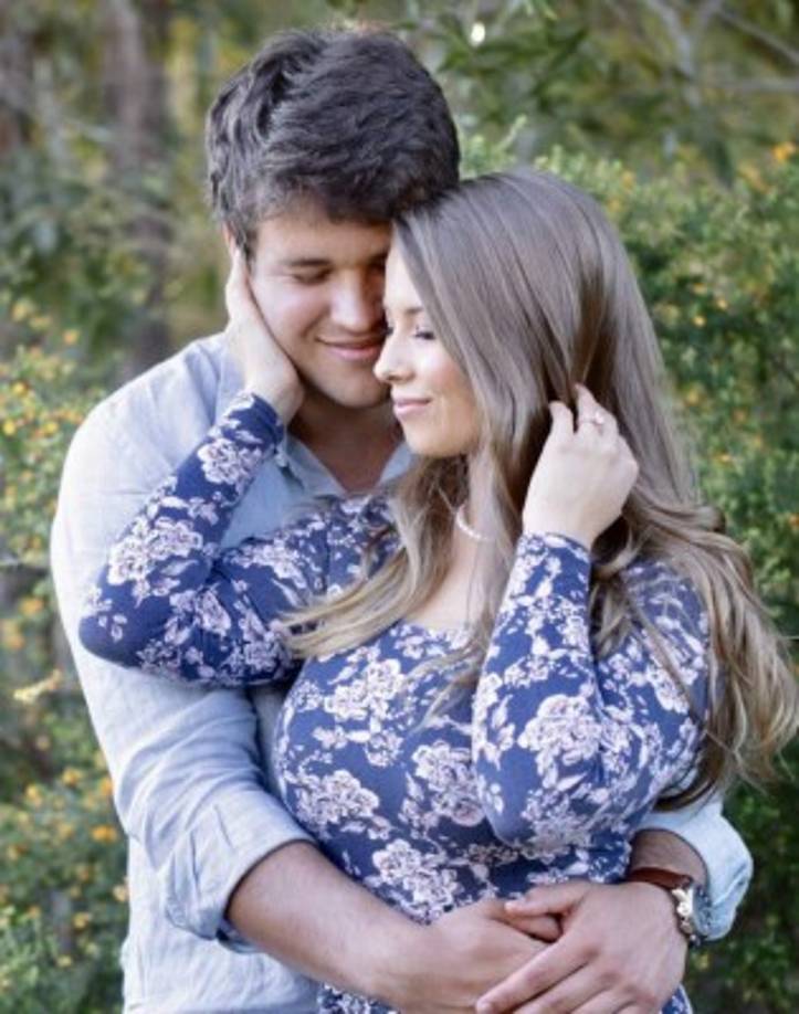 'En mi cumpleaños dije 'sí' y 'para siempre' al amor de mi vida.<br/>Chandler, hace casi 6 años me enamoré de ti y todos los días han sido un torbellino de aventuras y verdadera felicidad. Esto es para toda una vida de amistad, propósito y amor incondicional', escribió Irwin en su cuenta oficial de Twitter anunciando de esta manera su compromiso.