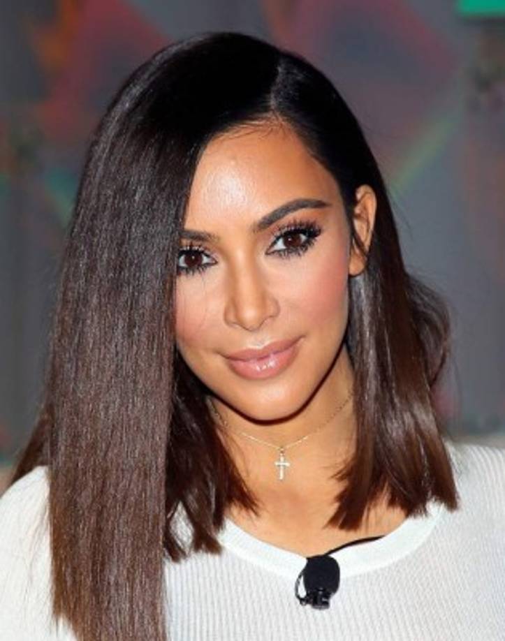 Kim lució un maquillaje natural y unos accesorios sencillos.