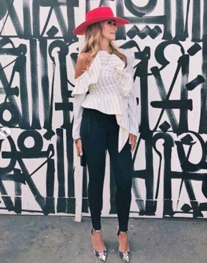 Pero nada de esto detiene a Adela, quien a la vez se caracteriza por tener un carácter fuerte. Ella no teme decir lo que piensa y cuando ha tenido que enfrentar a más de alguno lo hace abiertamente.