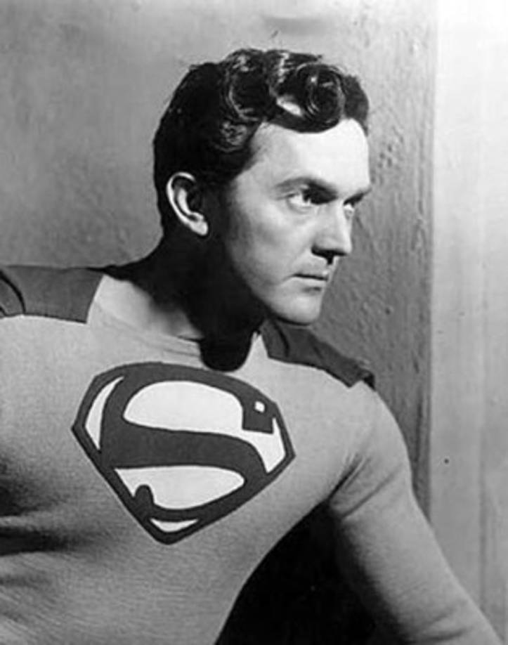 KIRK ALYN<br/>El Hombre de acero ya tenía una década de existencia cuando Kirk Alyn lo interpretó por primera vez para la gran pantalla en 1948.<br/>Pero no fue un comienzo muy halagador para el actor, que ni siquiera recibió crédito por su interpretación. En las películas en que participó, el papel de Supermán aparecia acreditado nada menos que a...Clark Kent (!).