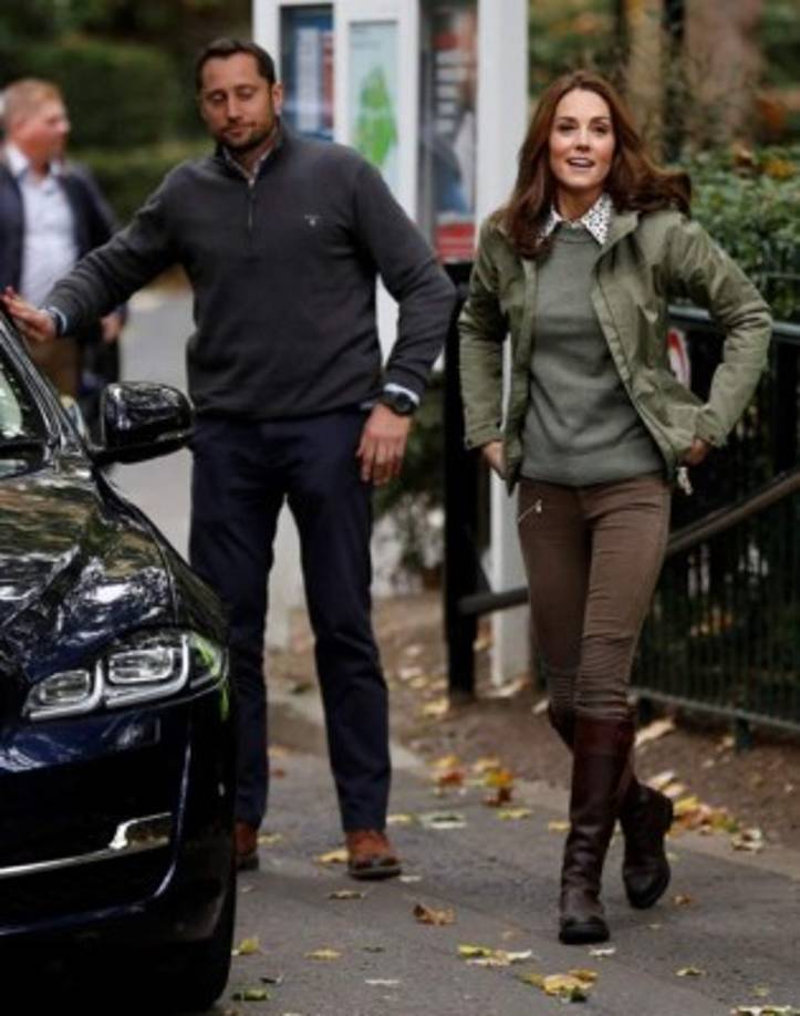 Kate Middleton llegó los jardines de Sayers Croft en Londres vestida para la ocasión, sin dejar de verse fabulosa con un chaqueta verde oliva de Fjällräven, pantalones vaqueros de Zara y un par de botas Penélope Chilvers.<br/><br/><br/>