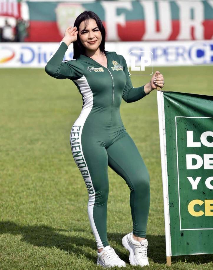 No podías faltar las bellas edecanes que mandan los patrocinadores del Marathón.