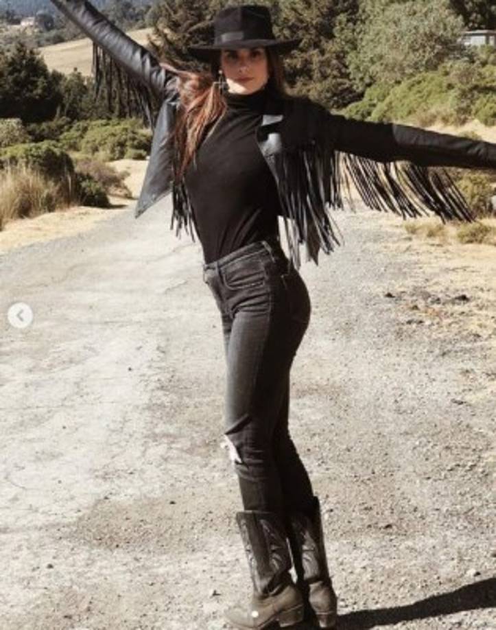 Empezó su trayectoria, a los 6 años participando en el sitcom La niñera, con Lisset y Francisco de la O. Después de este papel, hizo una aparición especial en la serie Lo que callamos las mujeres. En 2008, actuó en la telenovela Deseo prohibido, como Aurora Santos.