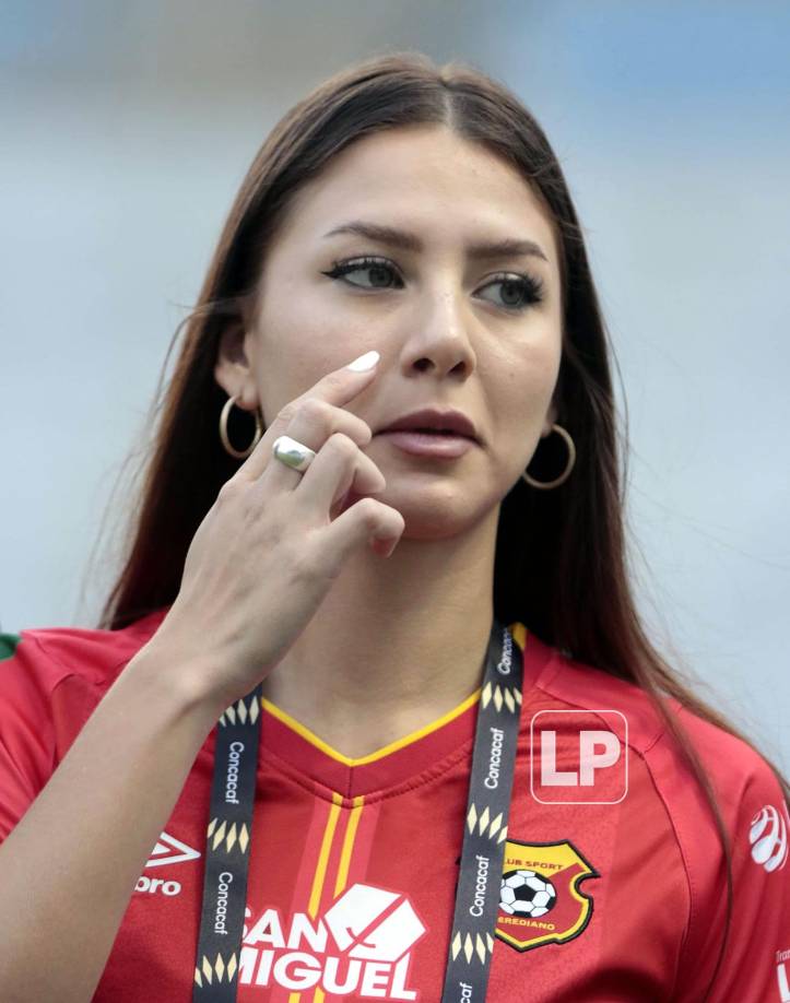 Esta hermosa chica se hizo presente al Morazán con la camiseta del Herediano.