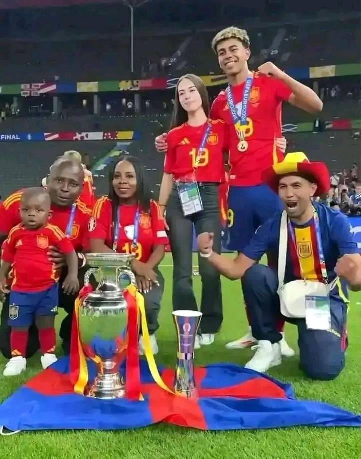 Álex Padilla fue vista en la final de la Eurocopa en Berlín celebrando la victoria junto a su chico y su familia política. Tras el pitido de final de partido, saltó al campo junto al resto de las parejas de los jugadores y posó junto a Lamine.