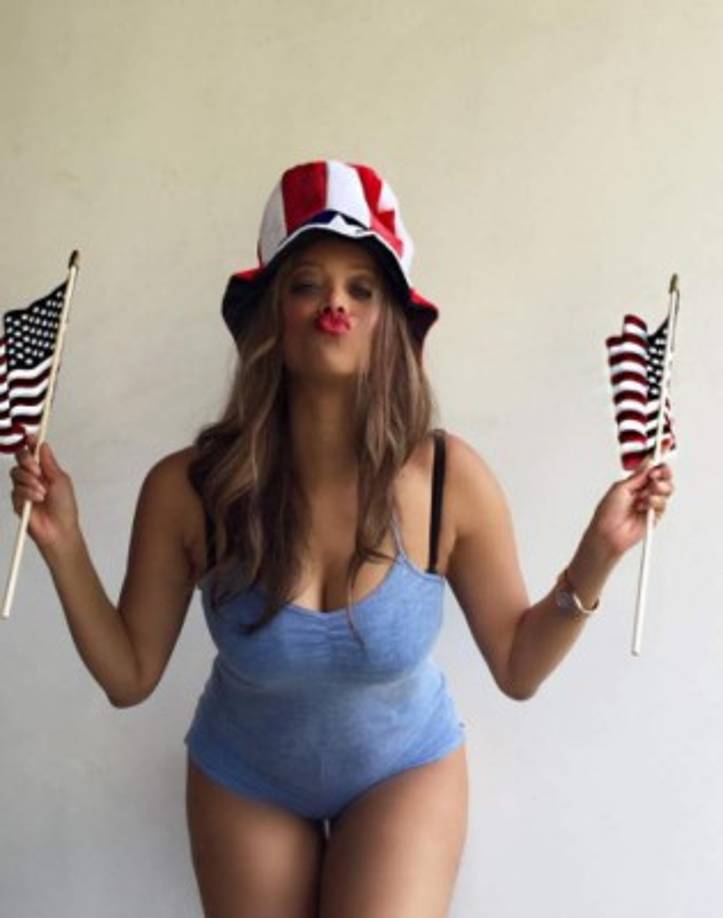 La supermodelo estadounidense, Tyra Banks, ondeó sus banderas con una de sus famosas poses en Instagram.