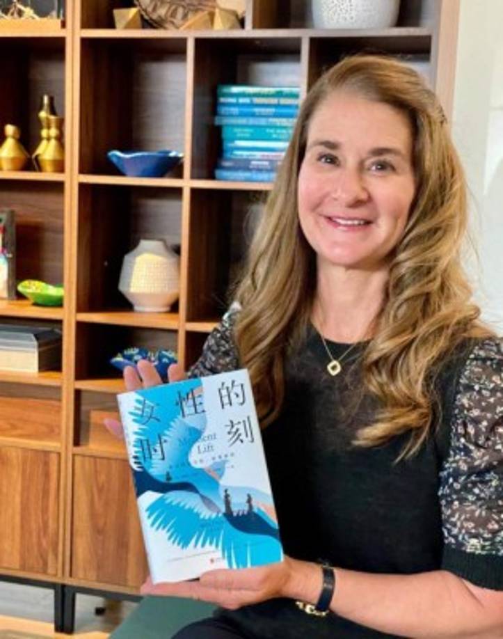 A pesar de estar casada con el multimillonario Bill Gates, ha forjado su propio nombre y ha ganado una posición prominente en varios campos, entre ellos, el de las obras benéficas.