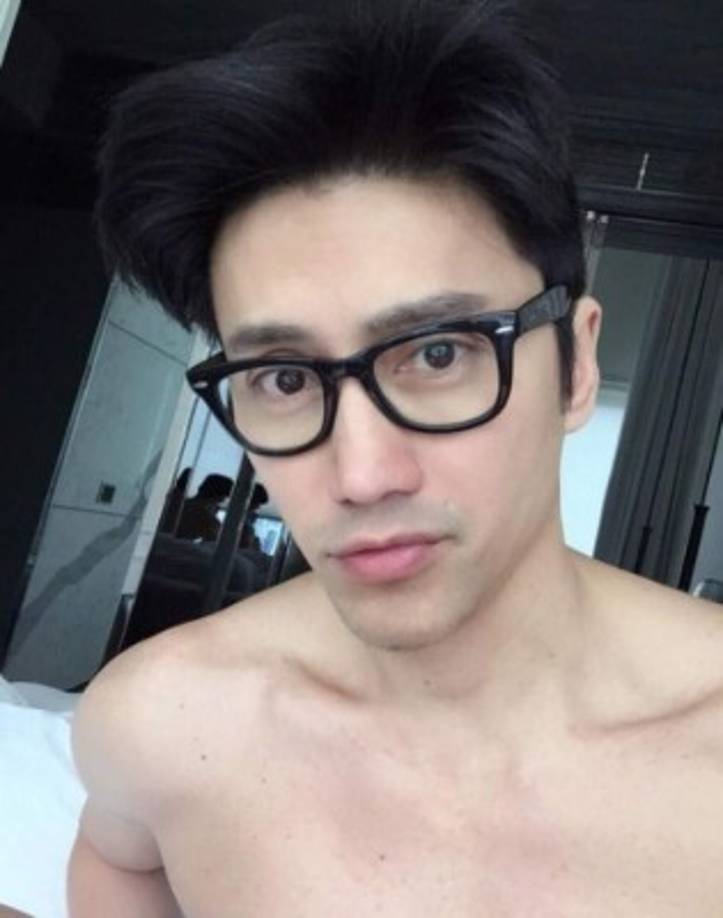 Sus fotografías han causado furor en las redes por su increíble estado físico y jovialidad. Tan fue uno de los modelos más cotizados desde su adolescencia, sin embargo, varios años más tarde decidió cambiar las pasarelas por la fotografía.