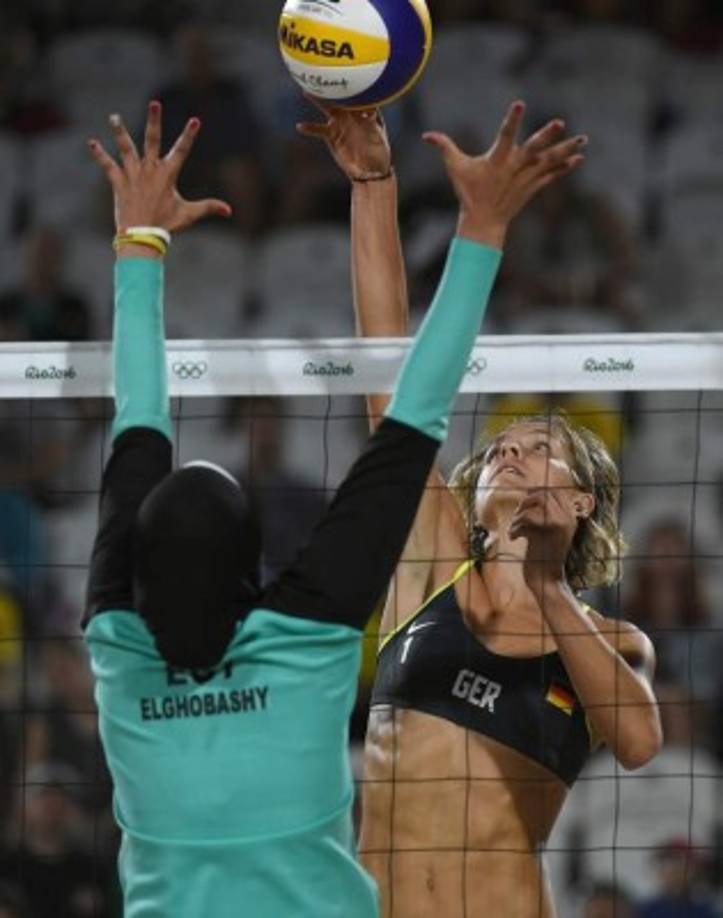 Las jugadoras alemanas usaron el atuendo habitual y las egipcias disputaron el duelo, pese al calor dominante, totalmente cubiertas.