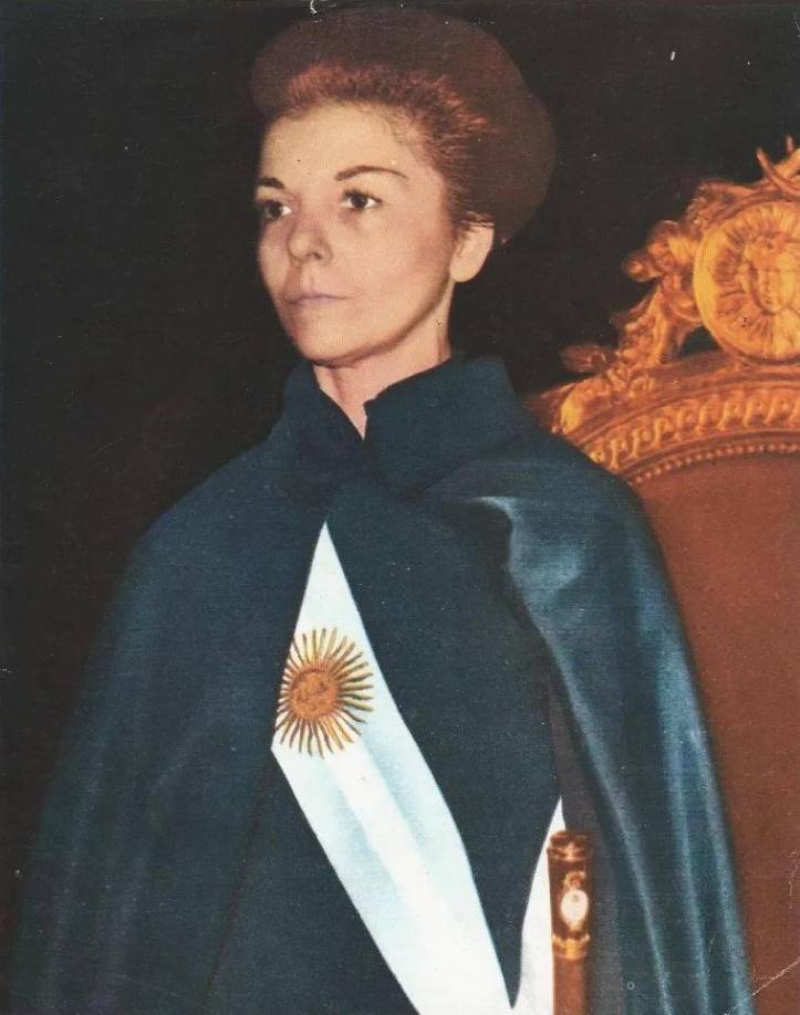 América Latina es precisamente la primera región del mundo en la que una mujer llegó a la jefatura de Estado, María Estela Martínez (1974-1976), quien fue elegida vicepresidenta junto a su esposo, el tres veces presidente Juan Domingo Perón, y por mandato constitucional fue su sucesora en la Presidencia tras su muerte.