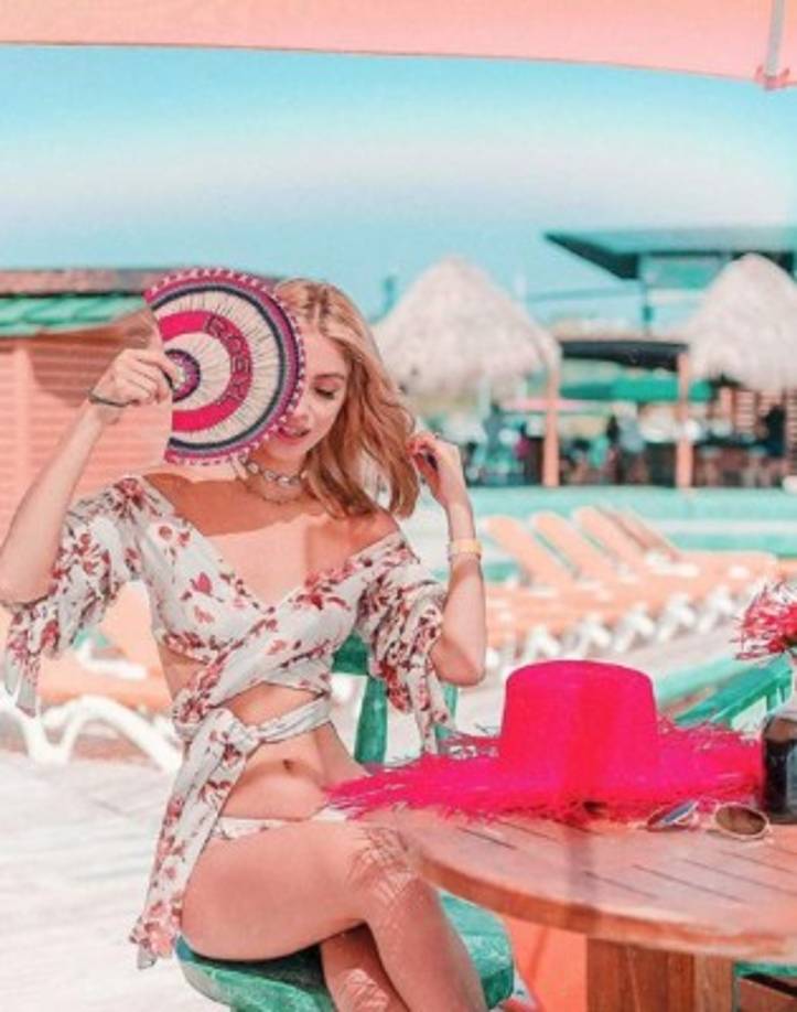 La diseñadora de trajes de baño e influencer hondureña Rosyl Mejía, se mostró fabulosa en un bikini blanco estampado de flores.
