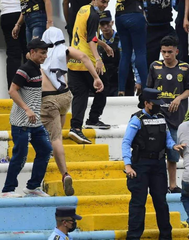 El individuo que agredió a la mujer policía andaba con una camiseta negra a rayas, además de un jean y un par de tenis. El hombre ha sido agredido y hoy se ofrece una recompensa de 100 mil lempiras para quién de información de él.