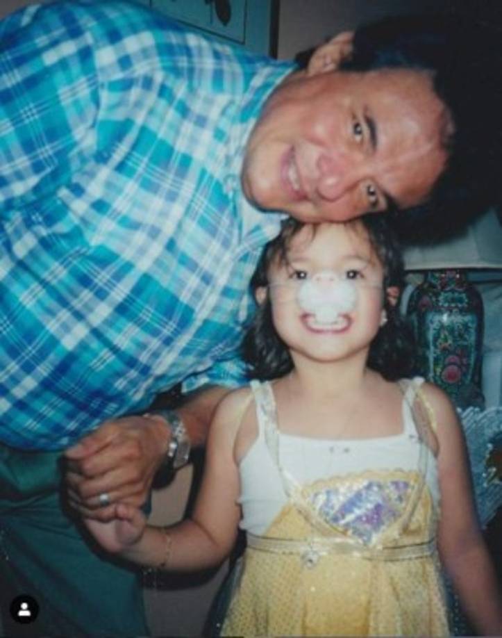 Hasta el día de hoy el 'Príncipe de la canción' llevaba un año sin mantener comunicación con ellos.