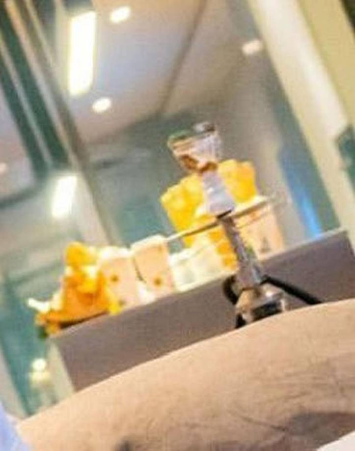 Es que en la imagen se puede observar en segundo plano un narguile (huka o pipa de agua). Es decir, un dispositivo que se utiliza para fumar tabaco aromático y otras sustancias. 