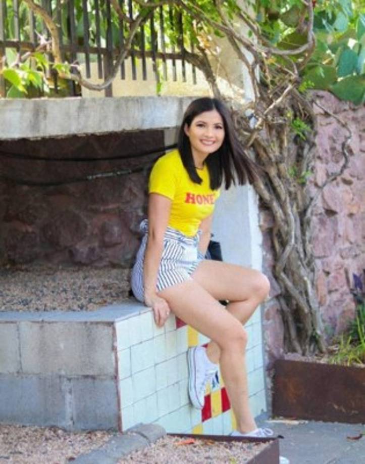 Ella se fue a EEUU a raíz de su matrimonio. Su familia y amigos radican en Puerto Cortés.