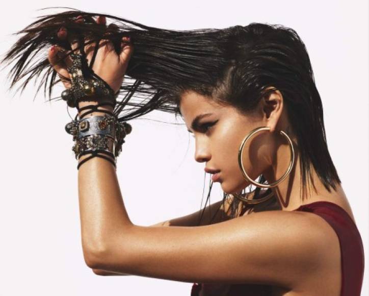 Es la primera vez que Selena Gómez es portada de Vogue, y dentro de la revista explica por qué canceló su 'Revival Tour'.