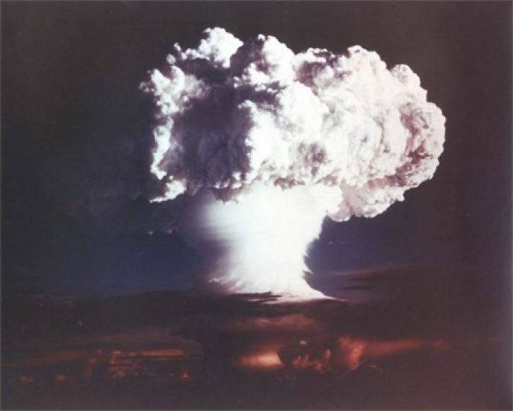 MK-36<br/><br/>Esta bomba termonuclear llevaba una fusión multietapa para generar una fuerza de hasta 10 MT. Se ha producido 940 de estas, siendo retiradas “de servicio” en 1962.<br/>