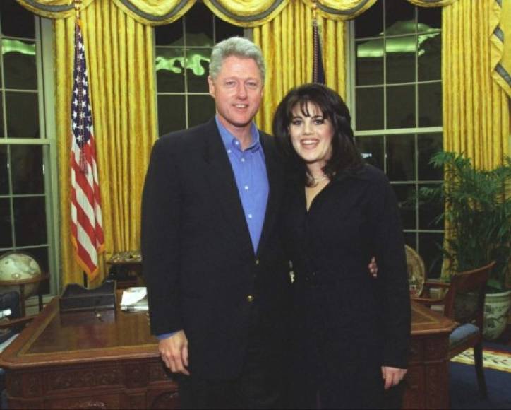 El amorío clandestino comenzó en 1995 cuando Lewinsky, entonces de 22 años, llegó a la Casa Blanca como becaria y conoció a Clinton, entonces de 49 años. La relación continuó hasta 1997.