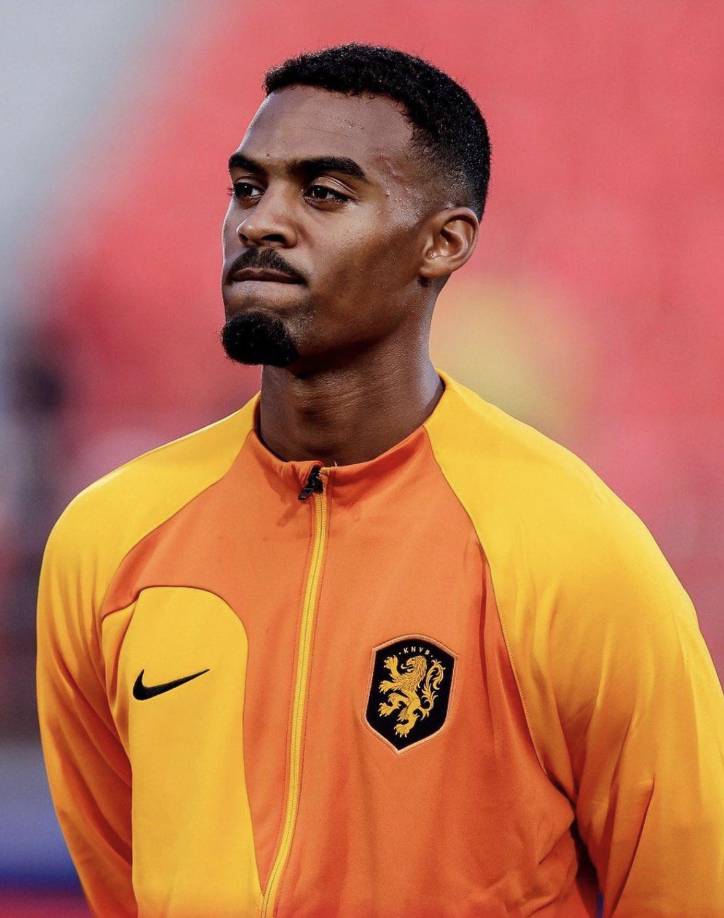 Asimismo detalla que, el Manchester United y Liverpool están sondeando la situación de Ryan Gravenberch para un posible fichaje.