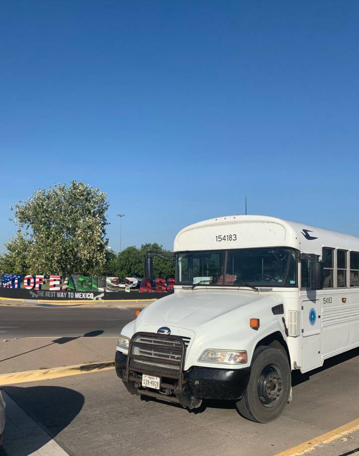 Abbott firmó una orden ejecutiva para que las fuerzas de seguridad de Texas detengan a los migrantes indocumentados y los lleven de vuelta a los puertos de entrada, una medida que rechazó el Gobierno de México.