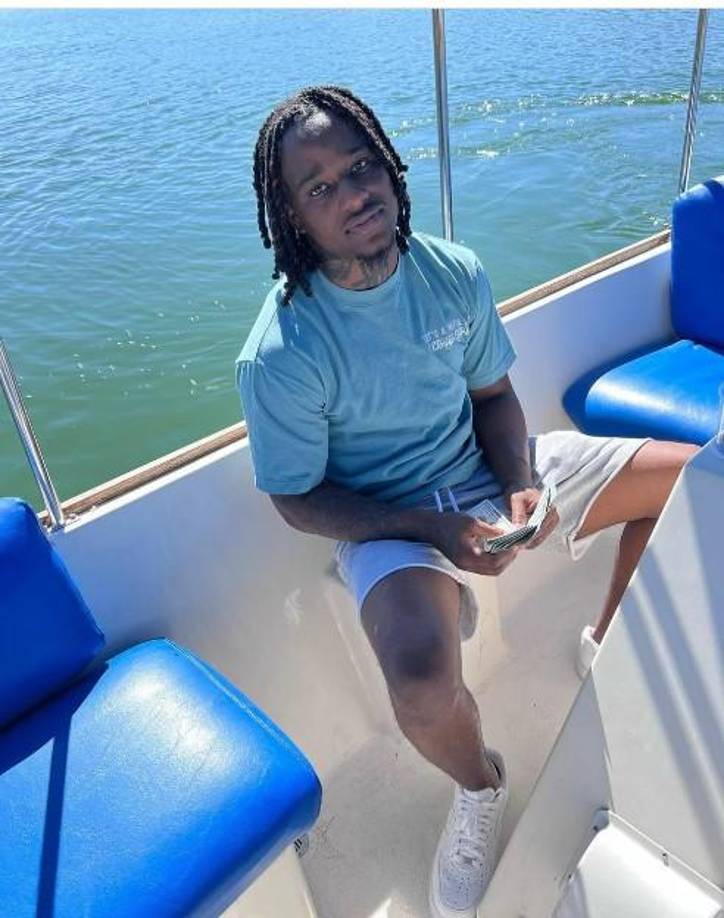 “Los detectives notaron que el video musical tenía un nivel suficiente de similitud con los detalles del asesinato”, indica la policía.